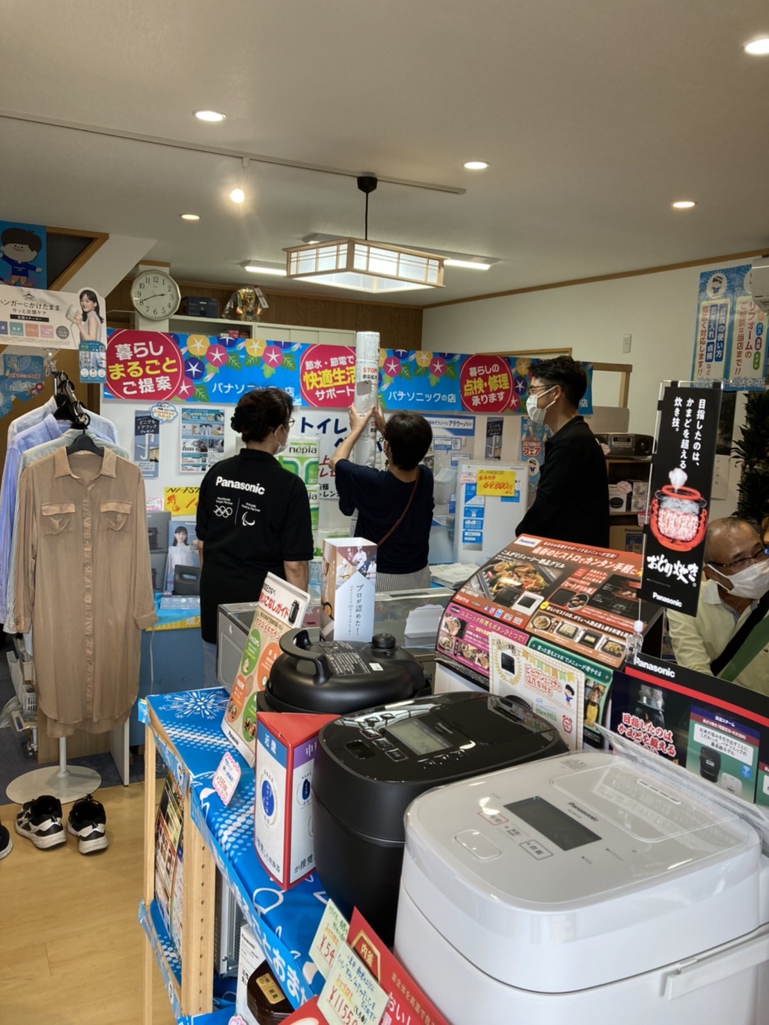 高く積みあがるトイレットペーパー